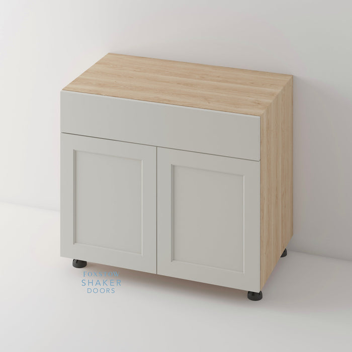 Painted, Shaker Ovolo Kitchen Door and Hickory Cabinet